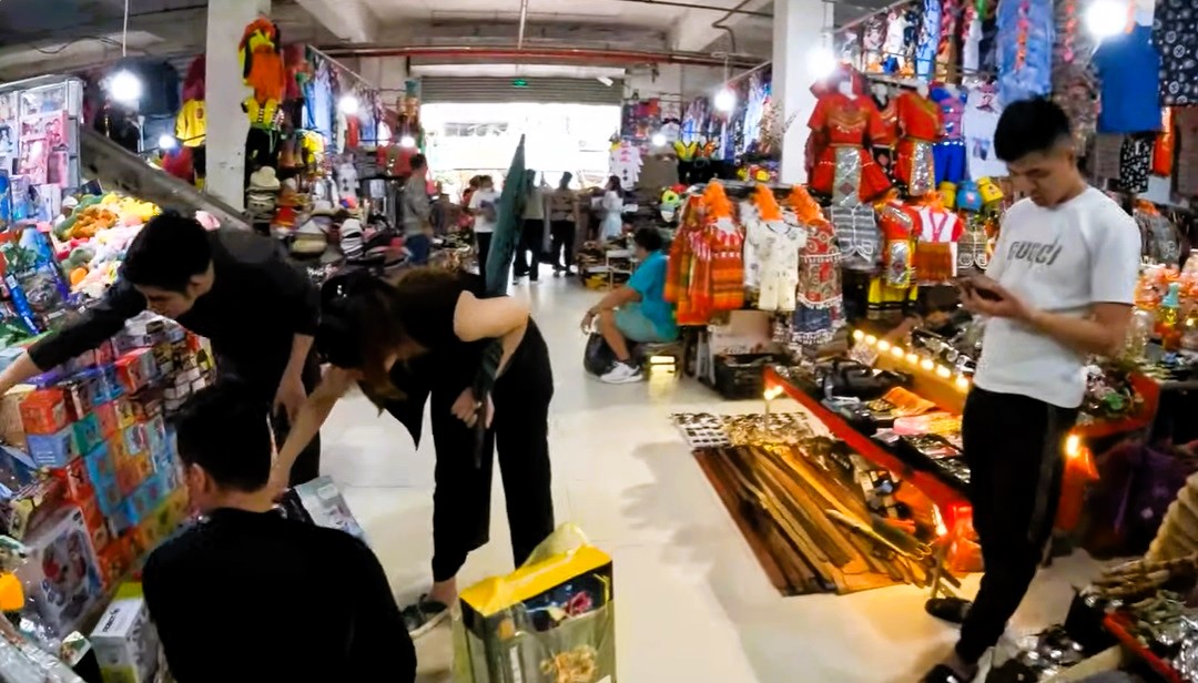 The best shopping tour of the Vibrant and beautiful Vietnam