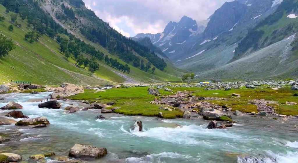 Explore Awesome Film Locations in the Most Beautiful Kashmir